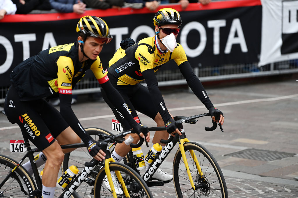 kimAdKUbZiBDszNXauPrW9 Primoz Roglic, Sepp Kuss se fueron ensangrentados pero aún en el Giro de Italia después de los accidentes