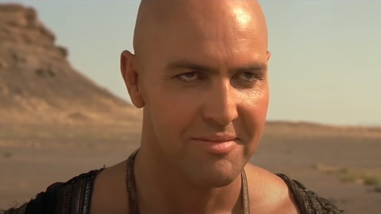 Arnold Vosloo wears an evil smile in the desert in The Mummy.
