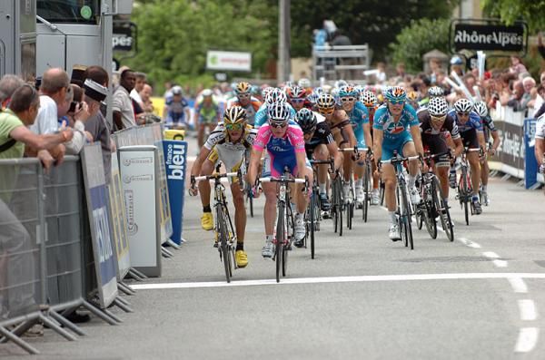 Grega Bole (Lampre-Farnese Vini) edges Peter Velits (Team HTC - Columbia) to win stage one.