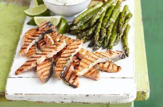 Grilled salmon with asparagus and lime