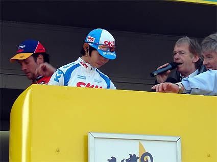 Daniel Mangeas introduces Masahiro Shinagawa (Skil Shimano) at the sign on
