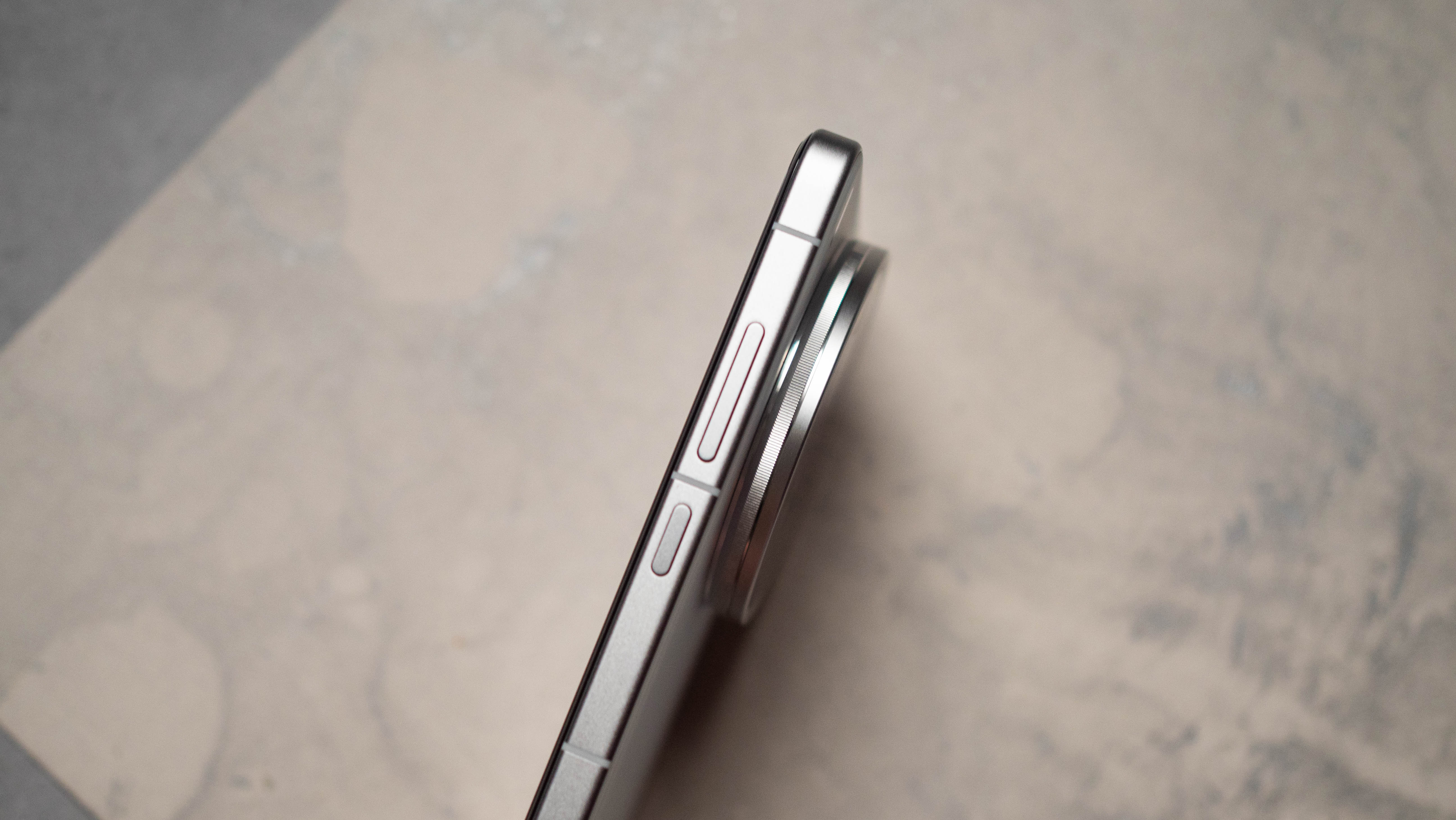 Vivo X200 Ultra side view