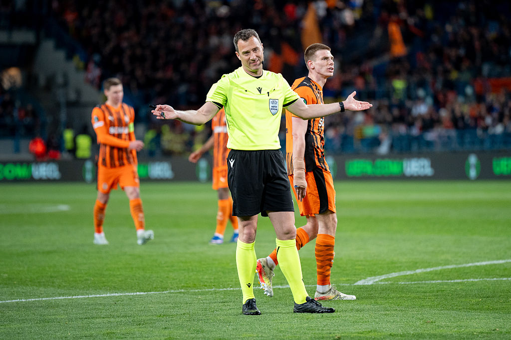 Referee Felix Zwayer