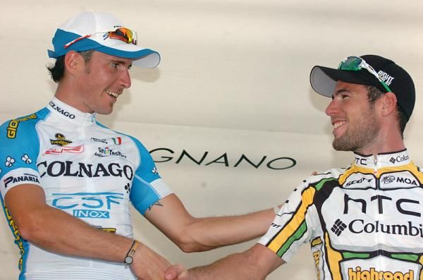 Manuel Belletti (Colnago - CSF Inox) shakes hands with third-placed Mark Cavendish (HTC - Columbia).