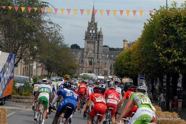 The peloton in action during stage 4 of La Mi-Ao&ucirc;t en Bretagne.