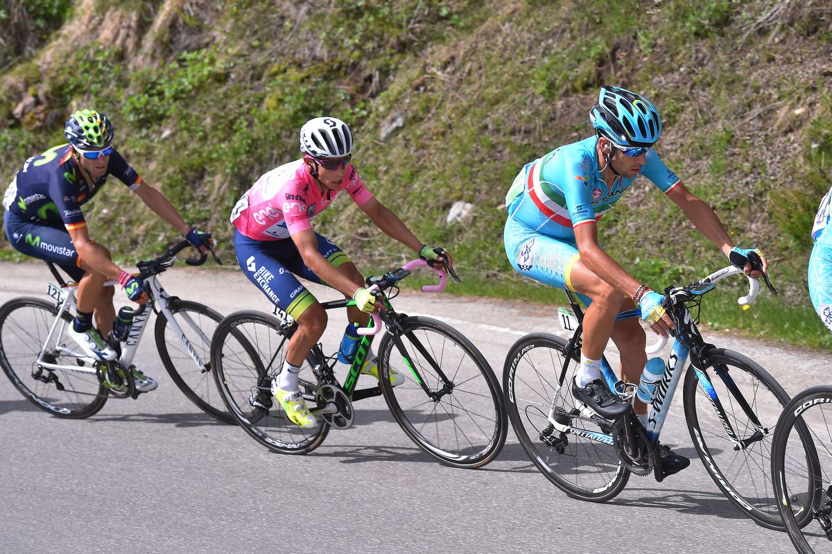 Esteban Chaves adopts the coloured handlebar tape approach in 2016