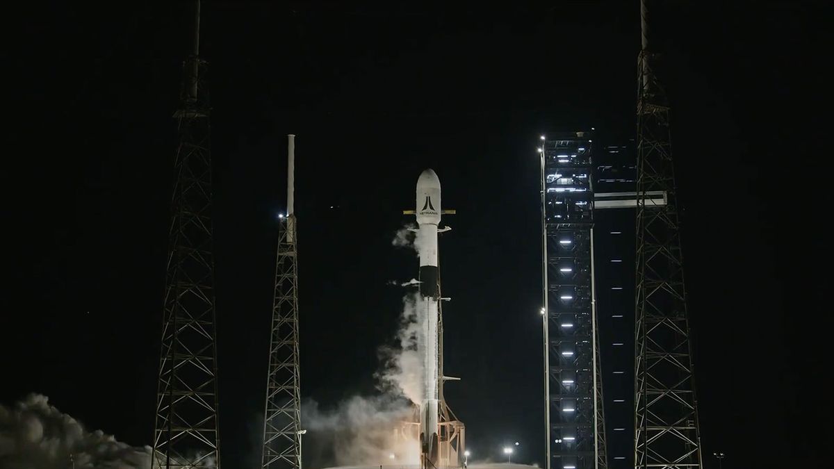 Abort! SpaceX calls off launch of 'MicroGEO' satellites at last second (video)