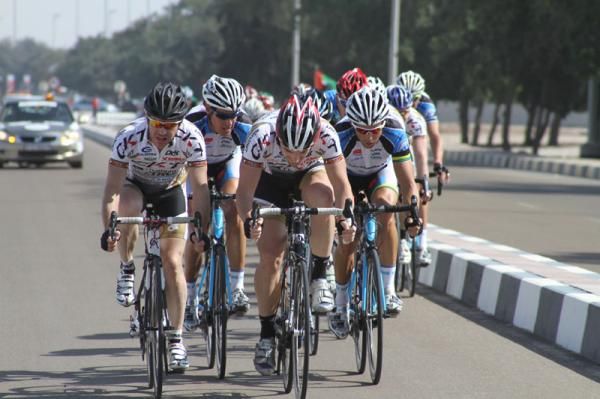 The front group presses its advantage