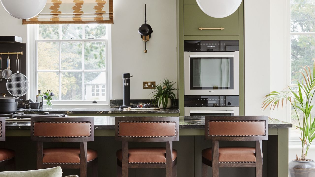 kitchen with microwave oven and countertops