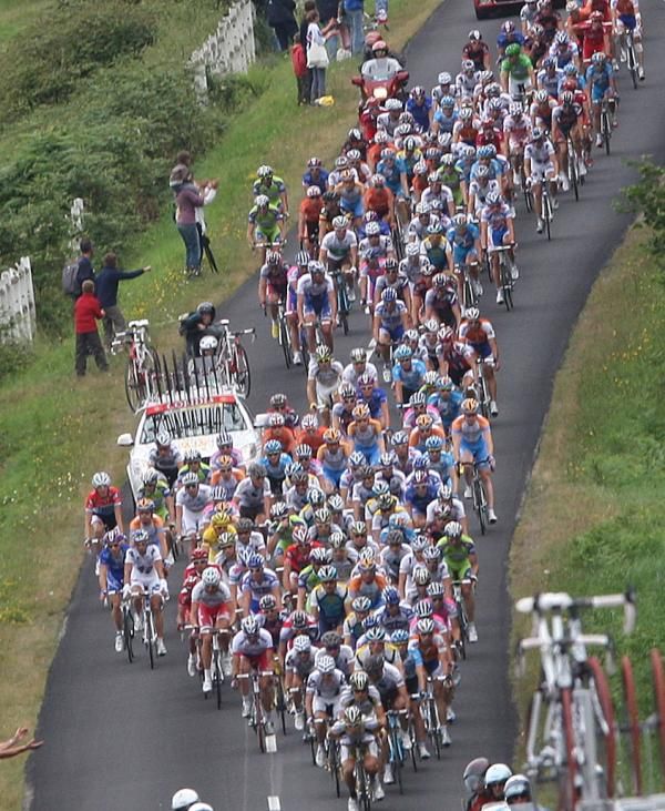 The team cars had to come into the peloton to deliver messages.