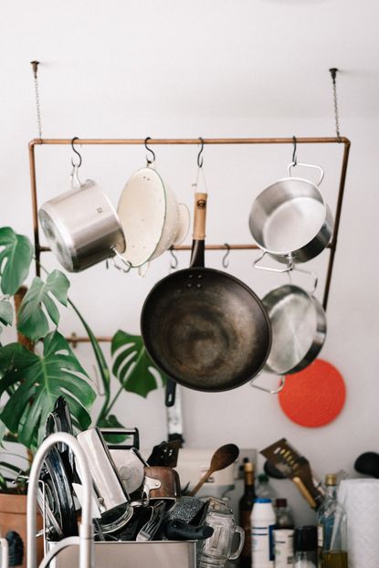 kitchen cleaning hacks: hanging pans