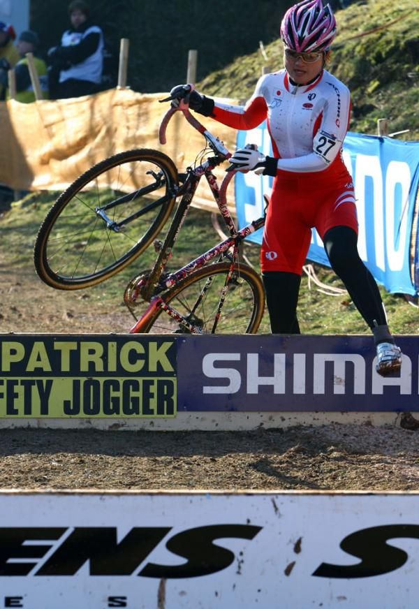 Toyooka Ayaka (Japan) tackles the barriers