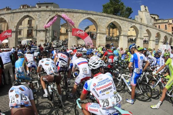 The peloton gets ready to leave Sulmona.