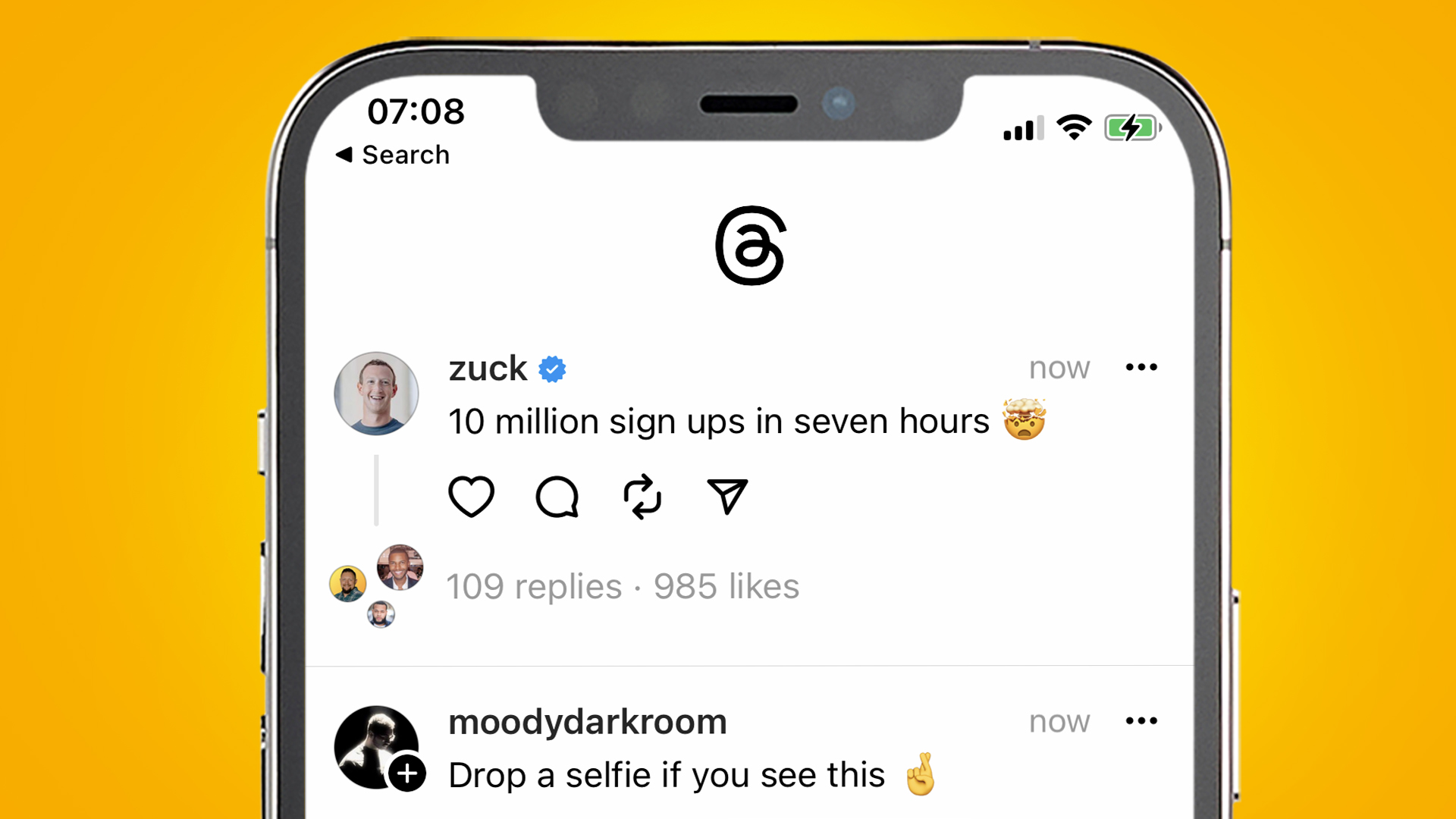 Ein Smartphone auf orangefarbenem Hintergrund, das Mark Zuckerberg in der Threads-App zeigt