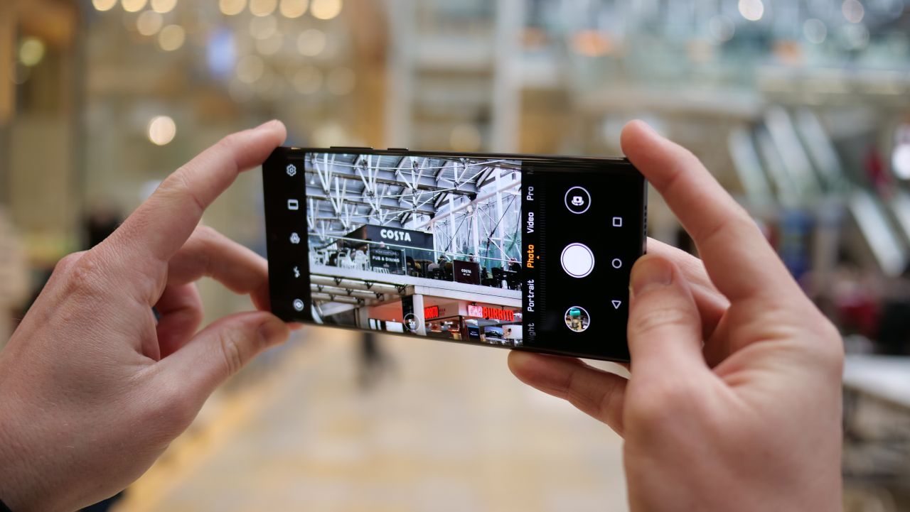... tapping on the "1x" icon at the bottom of the viewfinder throws you into the all-new 5x lossless optical zoom ....