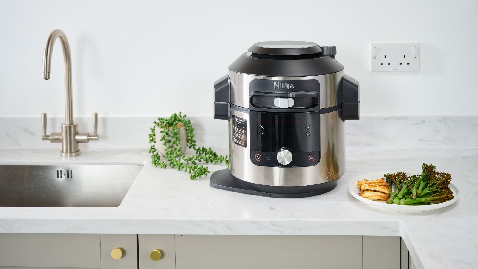 This Ninja Foodi pressure cooker is $90 off for Black Friday