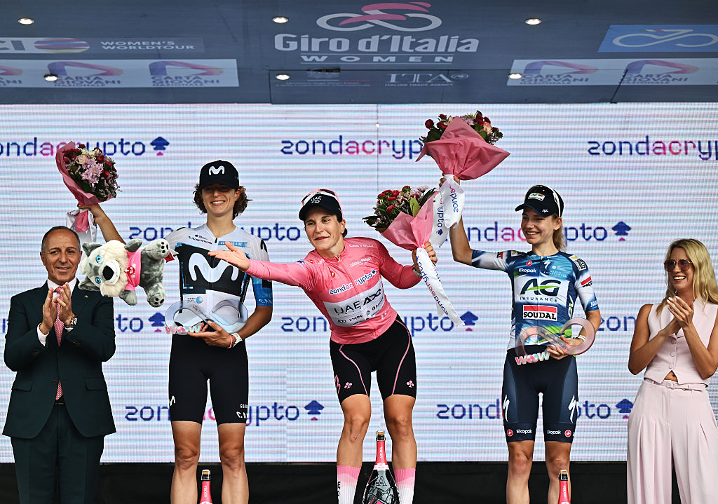 IMOLA, ITÁLIA - 13 DE JULHO: (LR) Marlen Reusser da Suíça e Equipe Movistar em segundo lugar, Vencedora Geral da Corrida Elisa Longo Borghini da Itália e Equipe UAE ADQ - Camisa Líder Rosa e Sarah Gigante da Austrália e Equipe AG Insurance - Soudal em terceiro lugar posam no pódio cerimonial após o 36º Giro d'Italia Feminino 2025, Etapa 8, uma etapa de 134 km. De Forli a Imola / #UCIWWT / 13 de julho de 2025 em Imola, Itália (Foto de Luc Claessen/Getty Images)