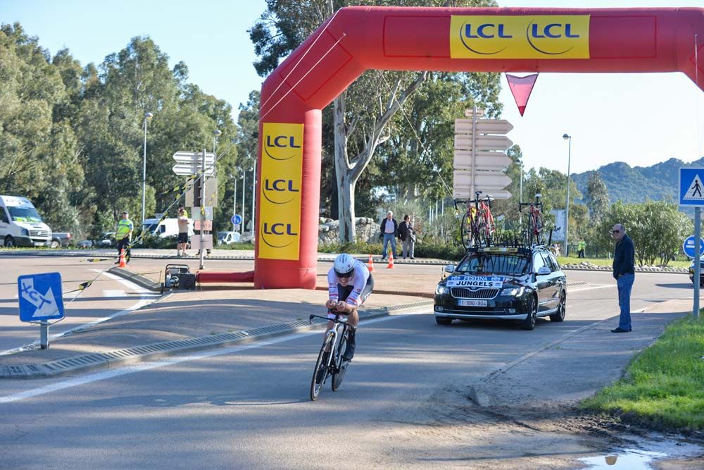 Bob Jungels (Trek Factory Racing) goes under the red kite