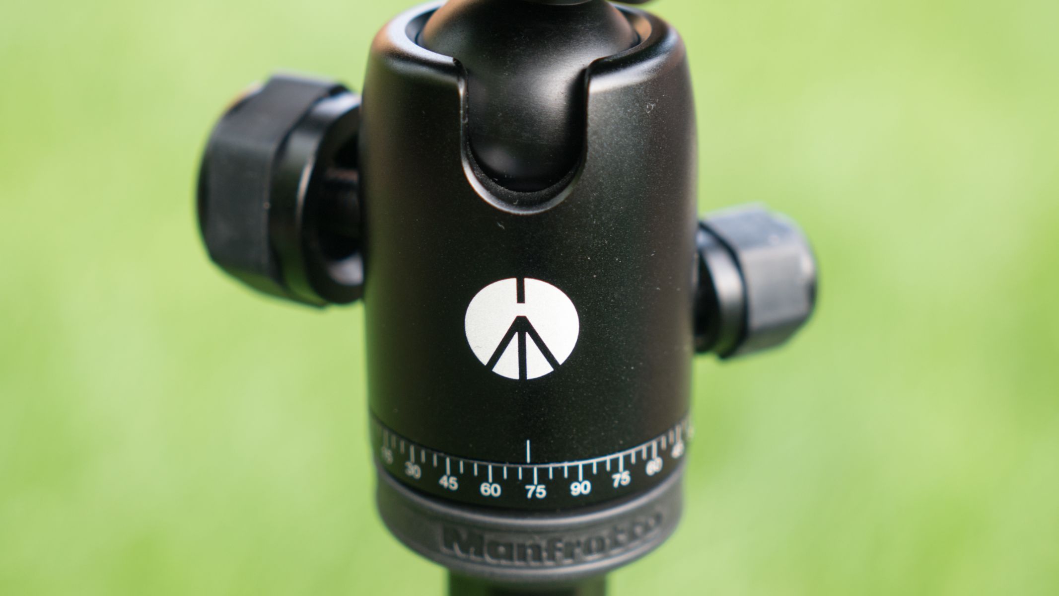 The tripod head with panning meters