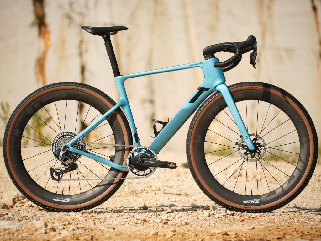 3T Racemax² Italia photographed outside in Brezza/blue colourway