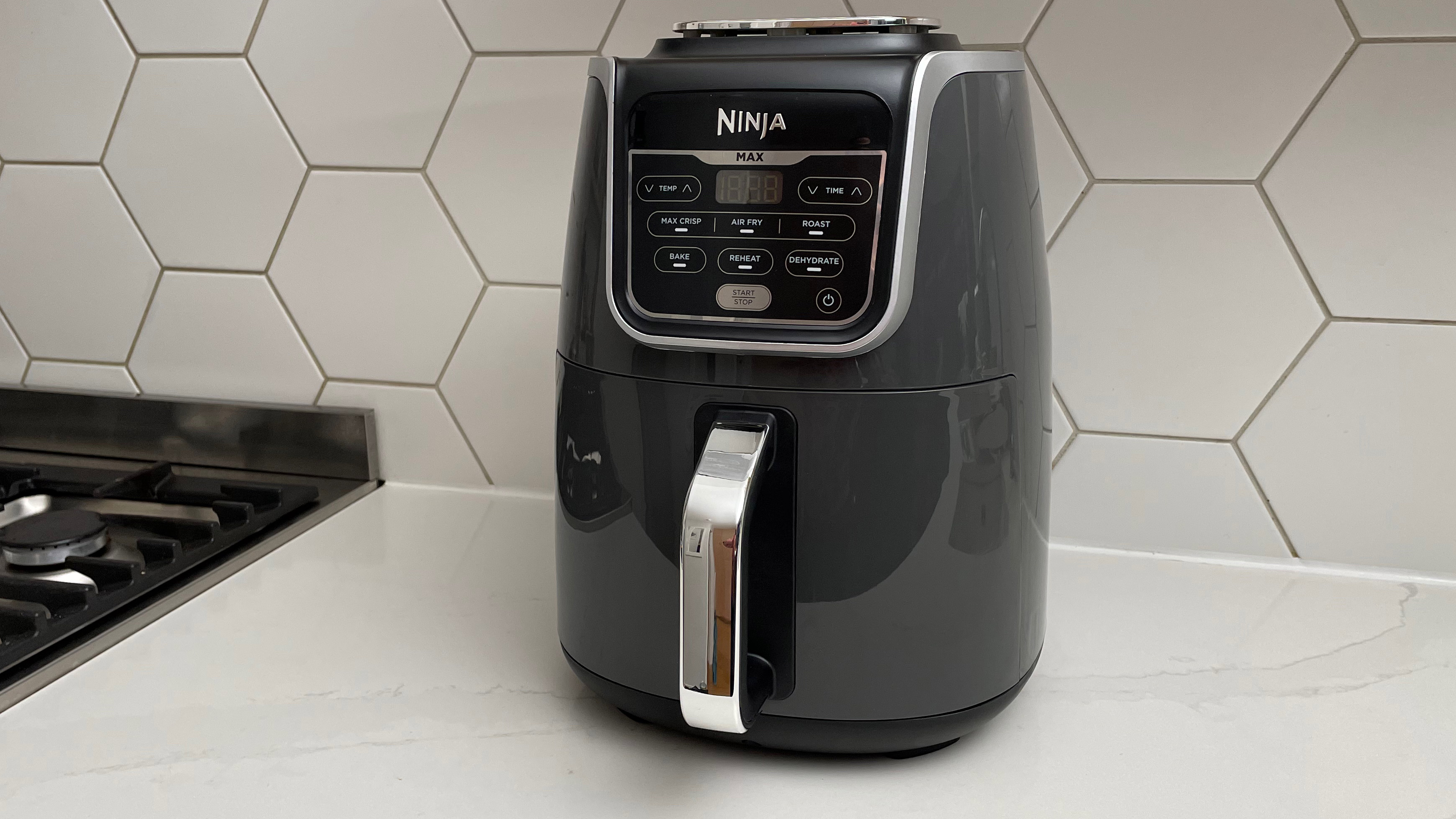 Die Ninja Air Fryer Max AF160 auf einer Küchenarbeitsplatte