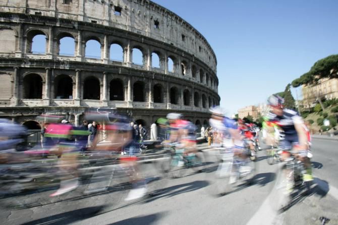 The Roma Maxima peloton passes by the Colosseum