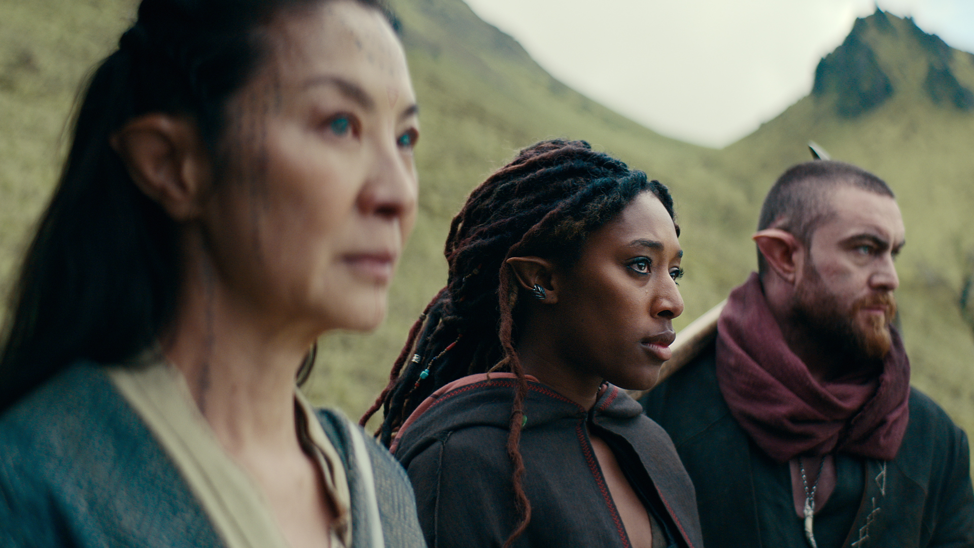 Шиан, Эйле и Фьялл смотрят на город вдалеке в The Witcher: Blood Origin на Netflix