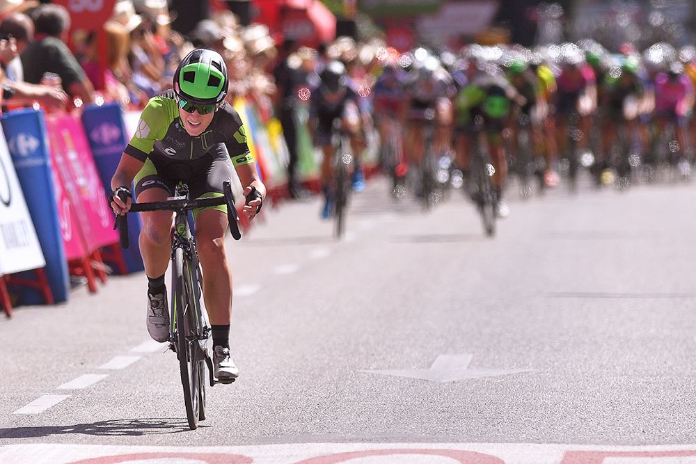 Malgorzata Jasinska takes a late-race flyer at La Madrid Challenge