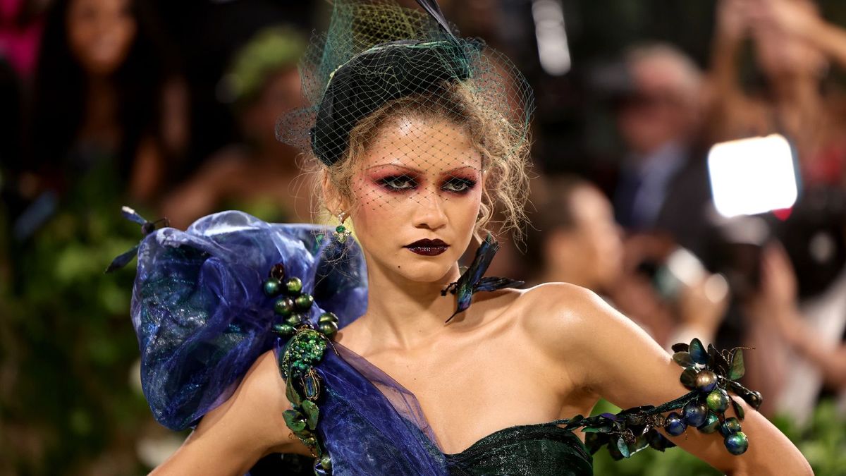 Zendaya uses the 'rule of three' to style her coffee table | Homes and ...