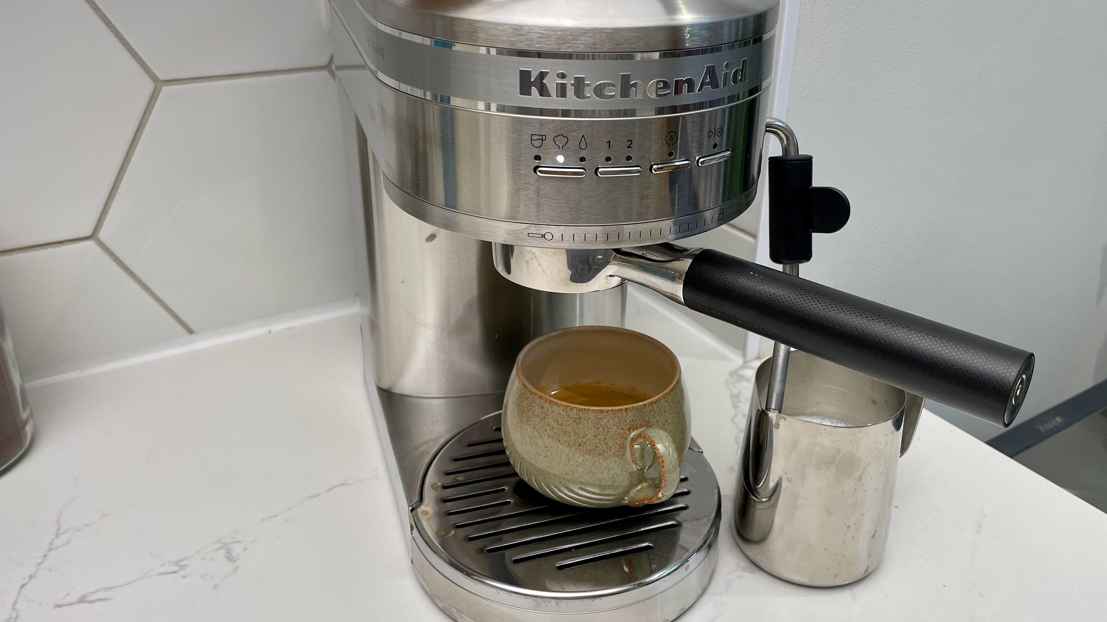 Mesin espresso KitchenAid Artisan KES6503 digunakan untuk menyiapkan espresso