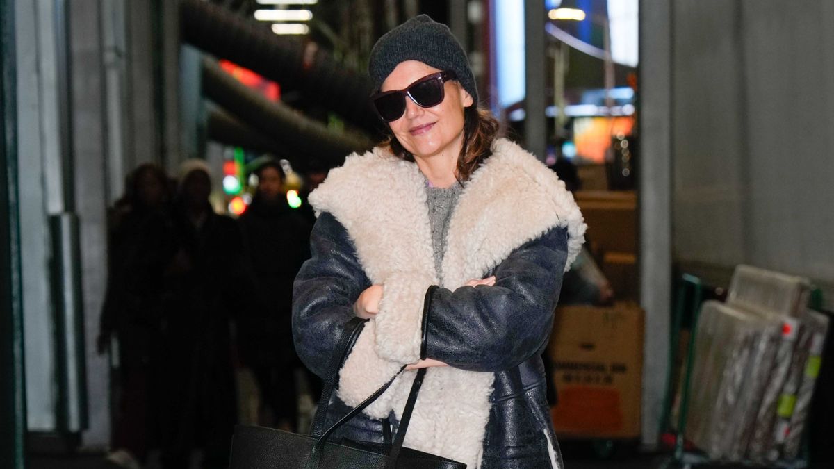 Katie Holmes couronne deux nouveaux essentiels de l'hiver : un manteau en peau de mouton patchwork confortable et ces baskets très populaires à 195 $ inspirées des années 80