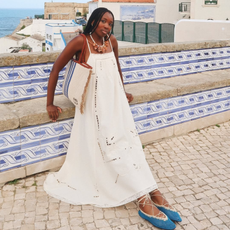 @raquelcostagomess wears white cotton dress blue shoes straw bag