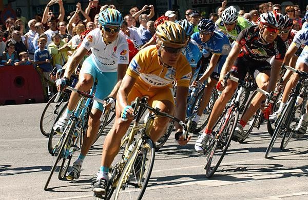 Alexandre Vinokourov (Astana) takes a corner