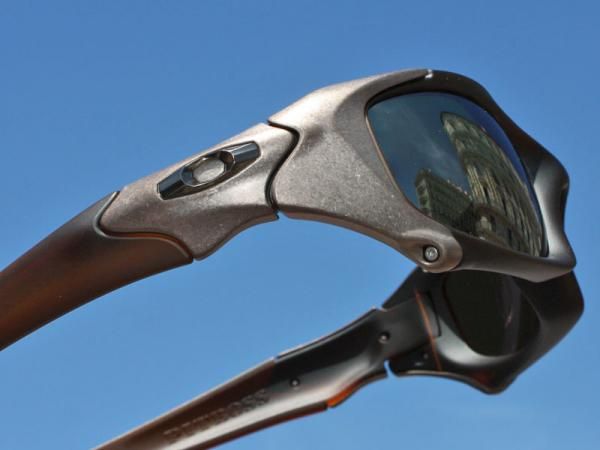 Forged titanium plates and special faceted Oakley icons adorn the sides.