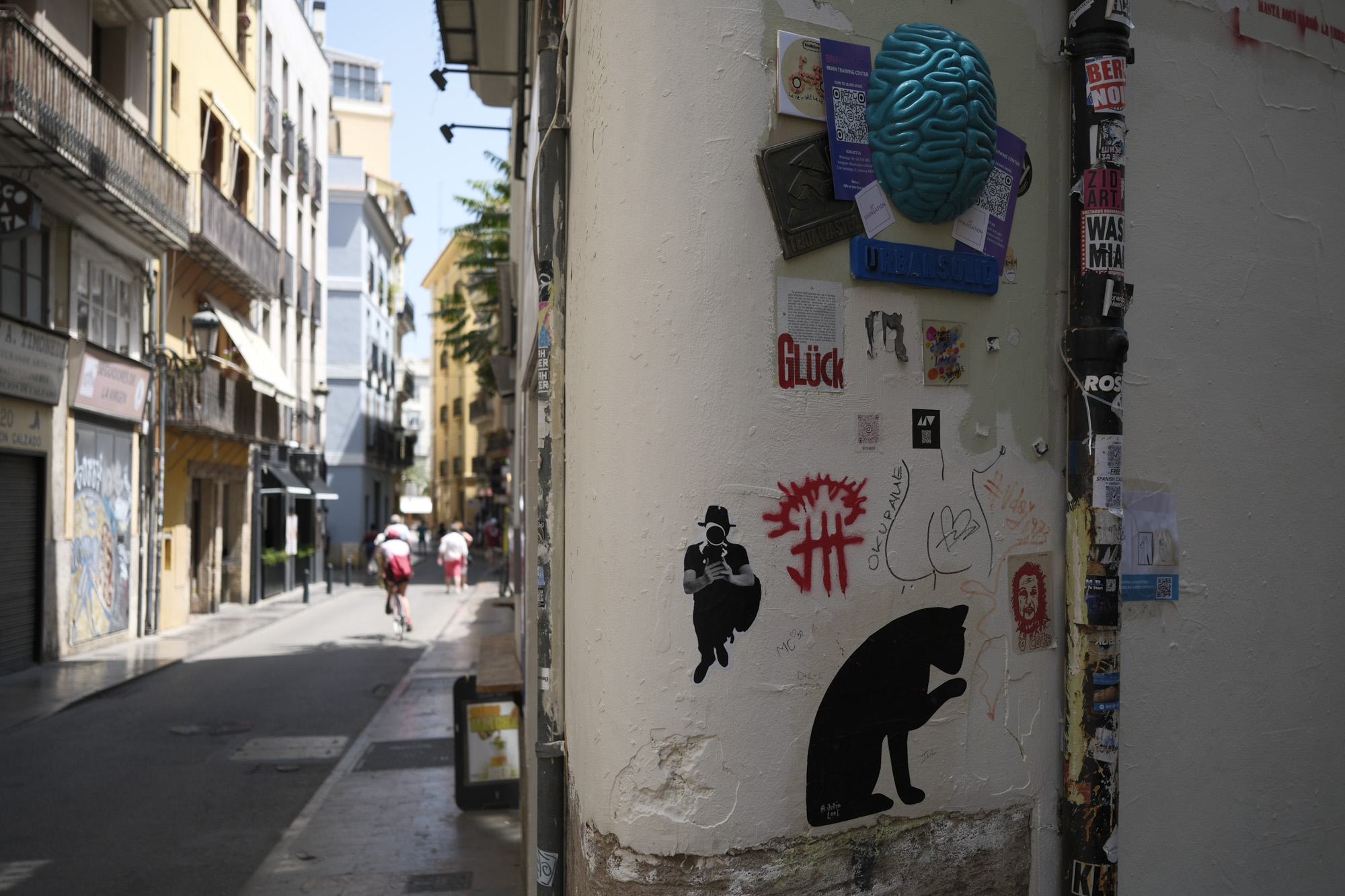 Street photography in Valencia, Spain, taken with the Fujifilm X-E5 mirrorless camera and XF 23mm f/2.8 lens