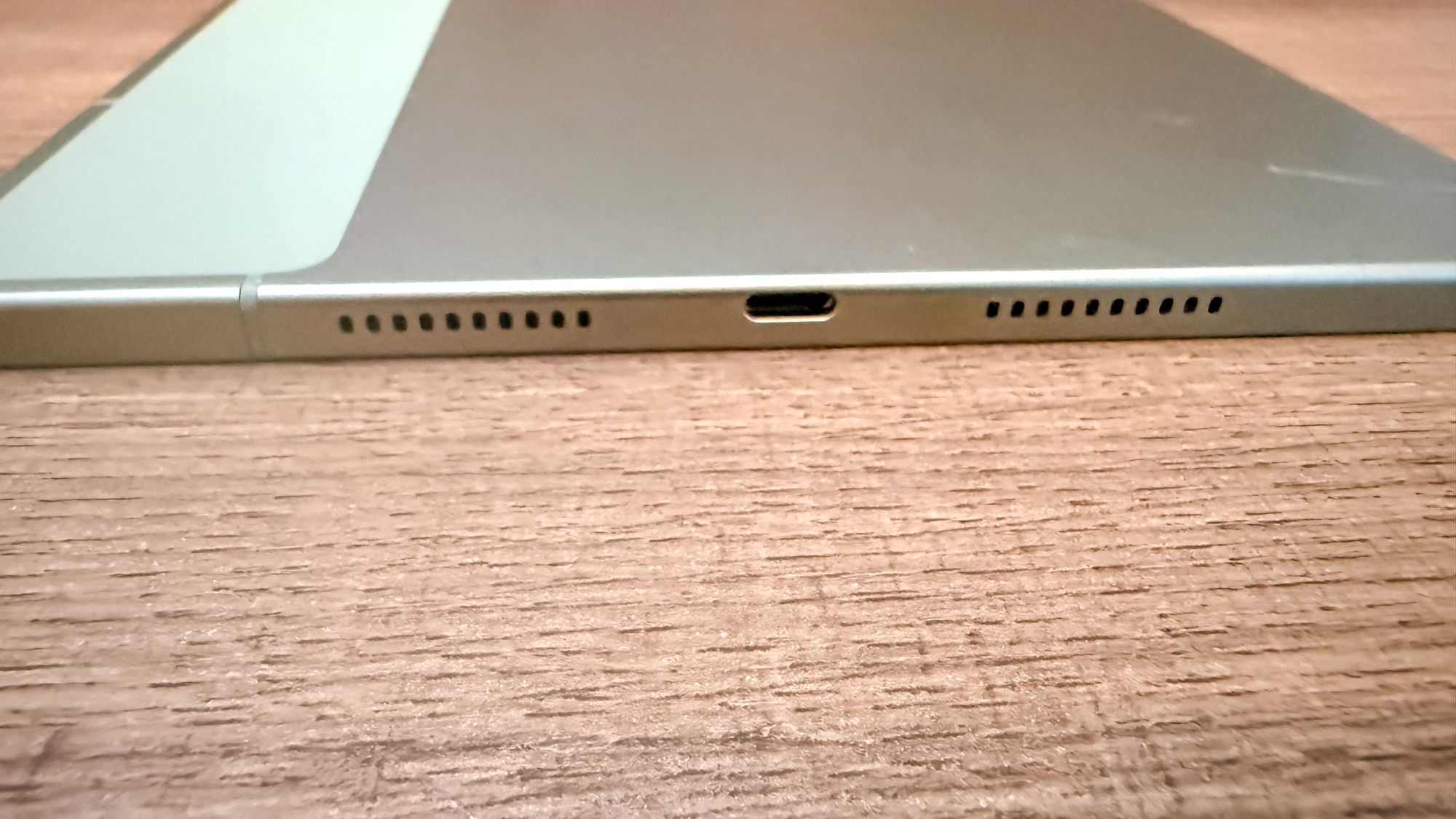 The USB-C port on the bottom of the Motorola MotoPad (2026)