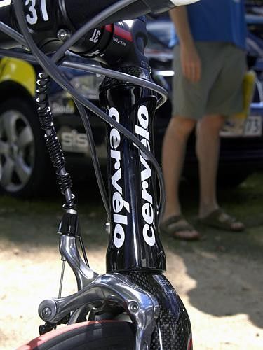 The hourglass-shaped head tube is designed to minimize frontal area.