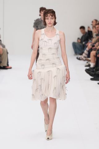 Kleid mit tiefer Taille und Schleife bei Acne Studio für die Paris Fashion Week Frühling Sommer 2025