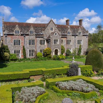 Take a tour around this striking Medieval Country House in West Sussex ...