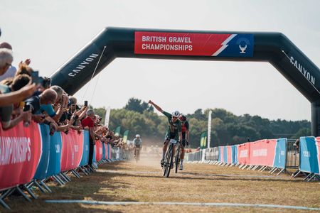 Joe Blackmore (Team Inspire) wins ahead of Connor Swift (Ineos Grenadiers) at the men&rsquo;s elite race at 2023 British Gravel Championships