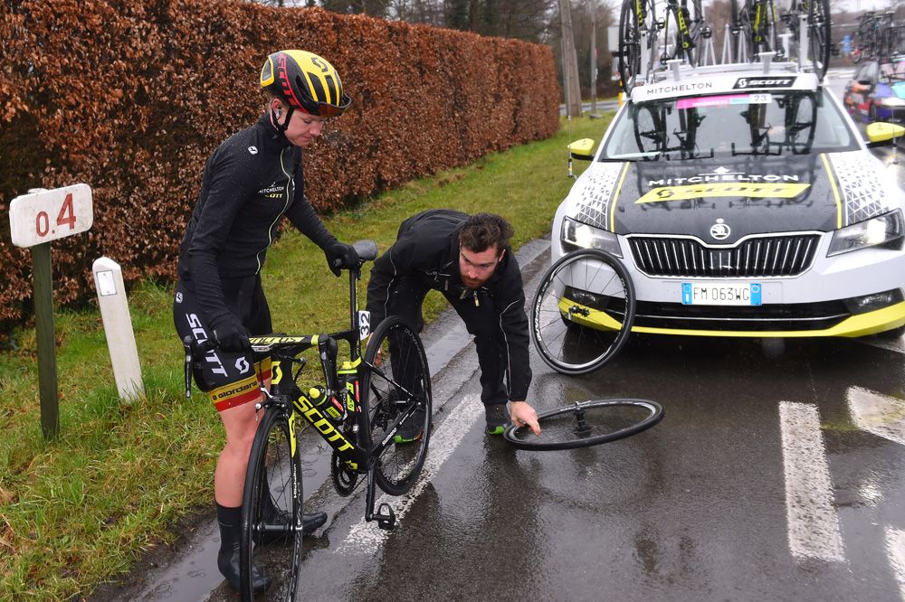 Jolien d'Hoore (Mitchelton-Scott) suffered a puncture