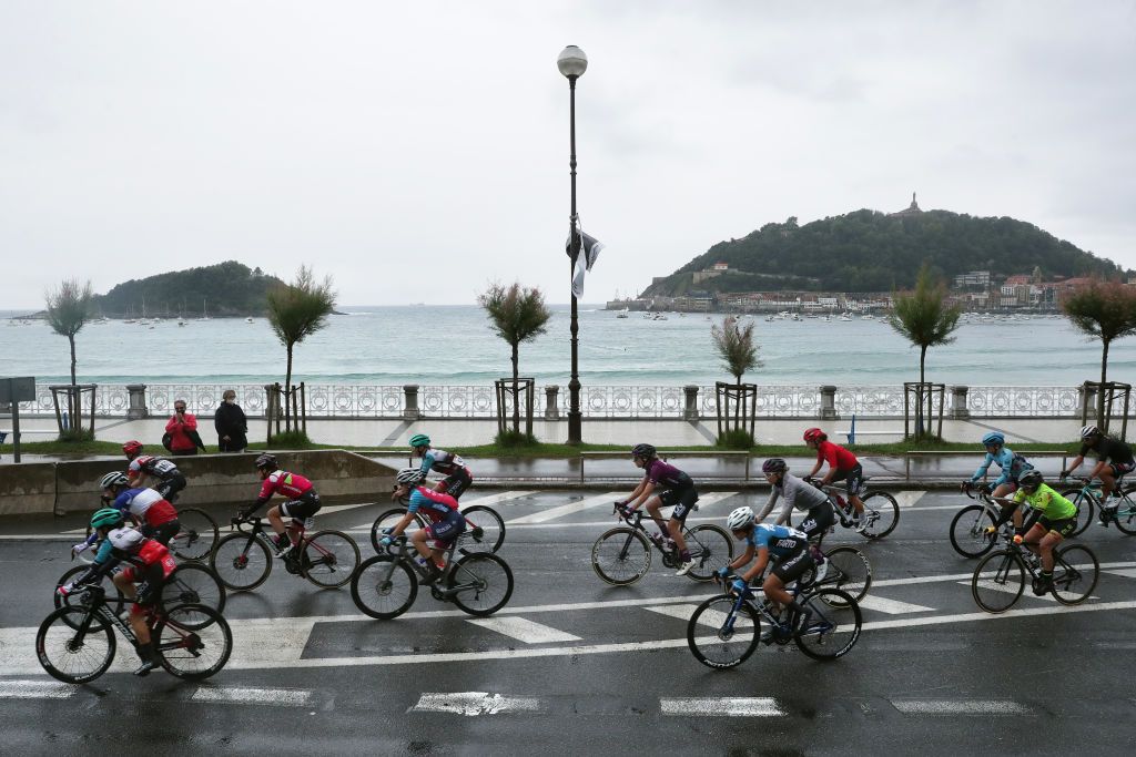 SAN SEBASTIAN SPAIN JULY 31 The Peloton passing through La Concha Beach in San Sebastian City during the 3rd Donostia San Sebastian Klasikoa Women 2021 a 1398km race from DonostiaSan Sebastian to DonostiaSan Sebastian Klasikoa KlasikoaWomen UCIWWT on July 31 2021 in San Sebastian Spain Photo by Gonzalo Arroyo MorenoGetty Images