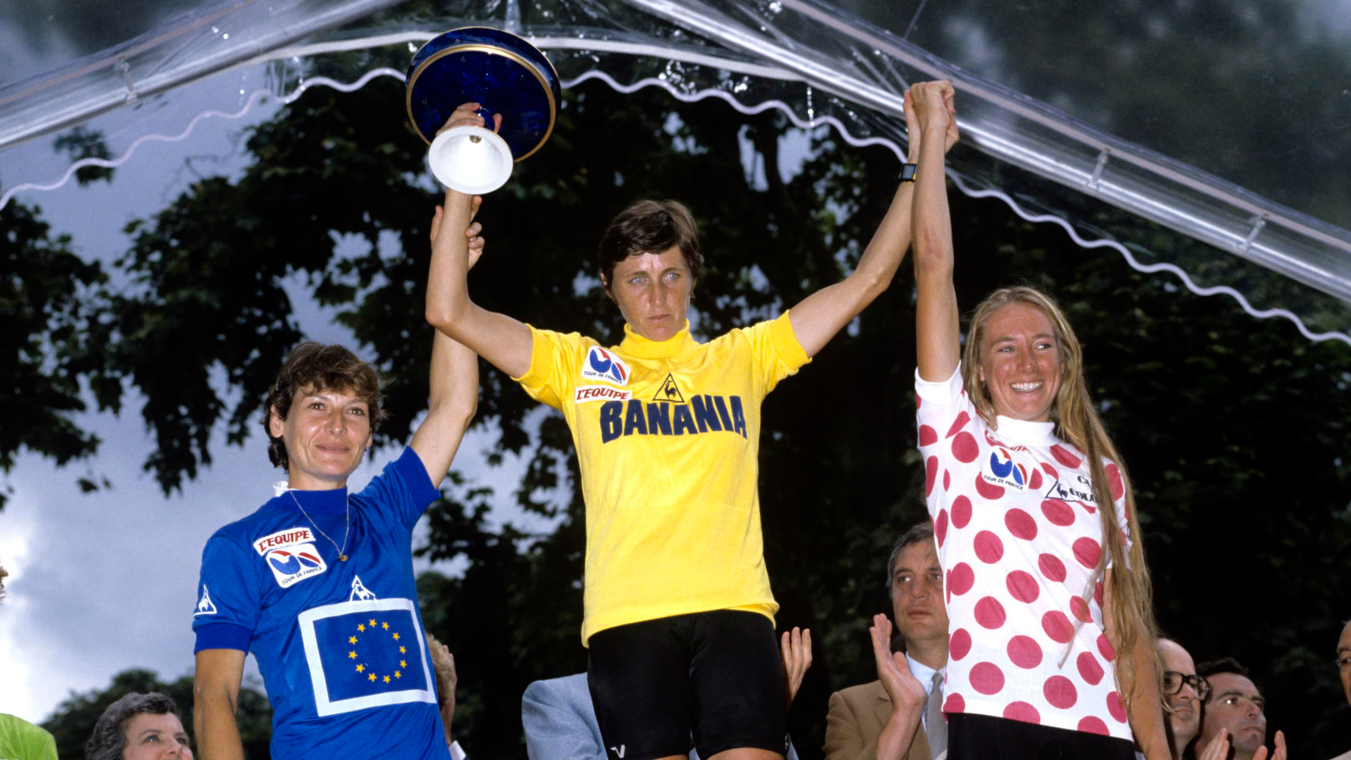 Maria Canins wins the 1986 Tour de France Feminin from Jeannie Longo (left) and Inga Thompson.