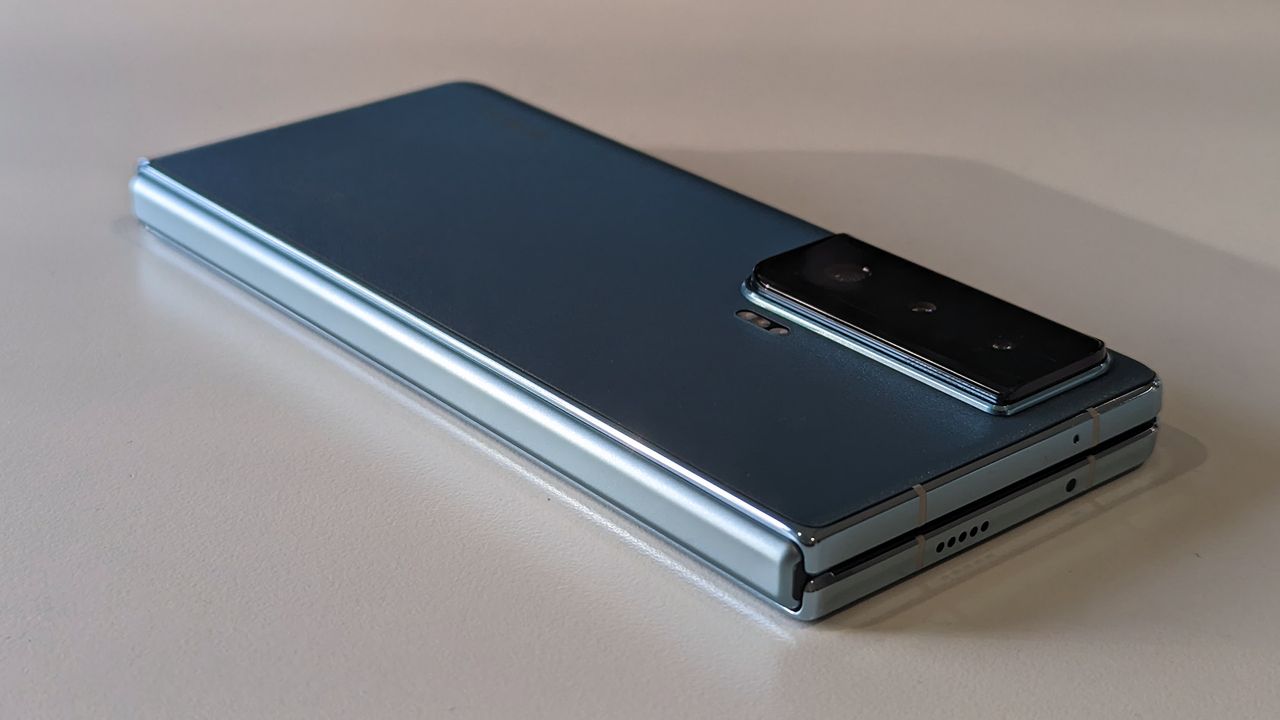 Honor Magic Vs hands-on closed back angled