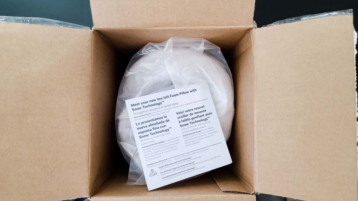 Casper Foam Pillow with Snow Technology box contents