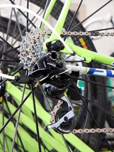 A few rubber o-rings help keep the rear derailleur housing from marring Liquigas-Cannondale team frames.