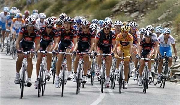 The Caisse d'Epargne team works to protect race leader Alejandro Valverde.