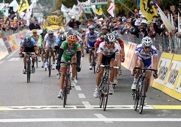 Giovanni Visconti (Quick Step) leads in the chasers some half minute later.