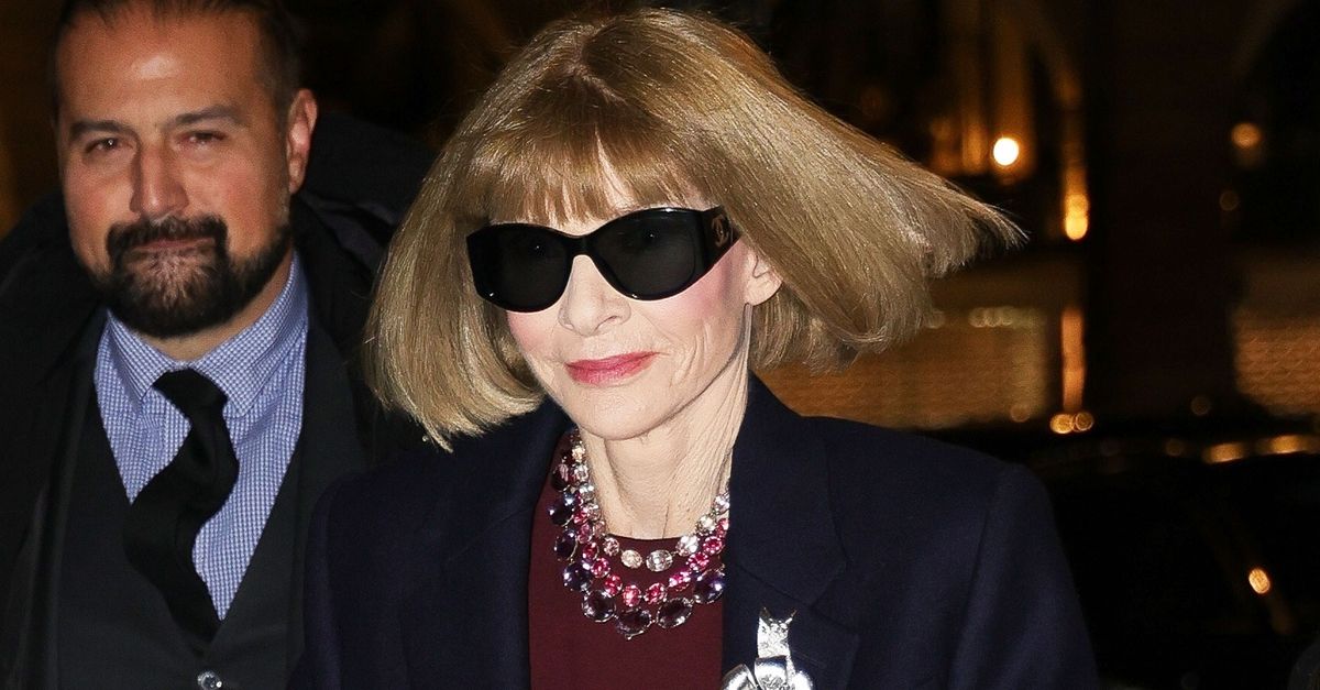 Anna Wintour อาจมีกระเป๋านักออกแบบได้ แต่เธอก็ยังสวมกระเป๋าที่หายากนี้ตั้งแต่ปี 2019