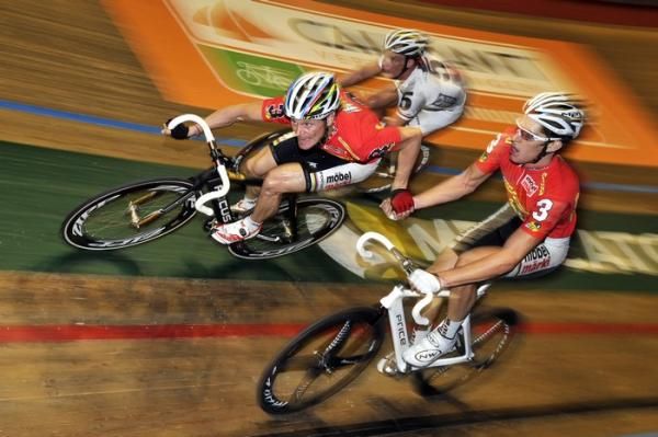 Bruno Risi enters the action with some help from partner Franco Marvulli